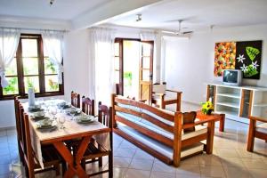 un comedor con mesa y sillas en una habitación en Resid. Moradas de Israel - Tonziro en Porto Seguro