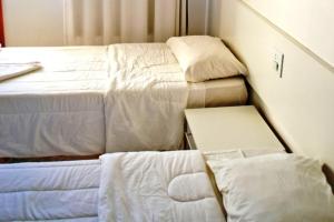 - une chambre avec 2 lits et 2 pieds dans l'établissement Resid. Moradas de Israel - Tonziro, à Porto Seguro