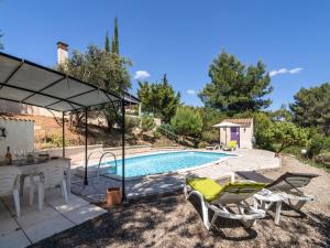 Pouzols-MinervoisにあるModern villa with private poolのスイミングプール、テーブル、椅子が備わるヴィラです。