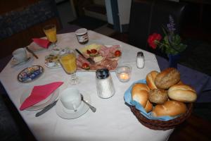 einen Tisch mit einem Korb Brot auf dem Tisch in der Unterkunft Casa da Honna in Matrei in Osttirol