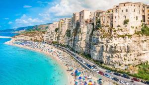 vista su una spiaggia con ombrelloni e auto di Appartamenti Antonio a Tropea
