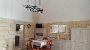 une cuisine et une salle à manger avec une table et des chaises dans l'établissement La terrazza sul castello, à Palmariggi 58 autres photos