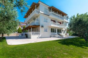 Foto dalla galleria di Villa Georgia ad Argásion