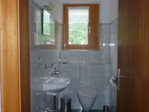 Ένα μπάνιο στο Ferienwohnung Annelies 379