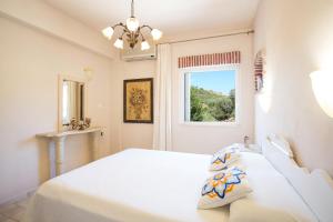 Un pat sau paturi într-o cameră la Listaros Villas