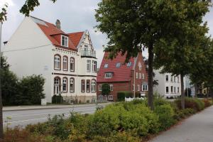 a group of houses on a street with a road at Ferienwohnungen Schlei 42 in Schleswig