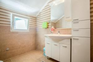 Kuchyň nebo kuchyňský kout v ubytování Luxury House Petrovic - Vranjina Skadar Lake + 32 fotografií