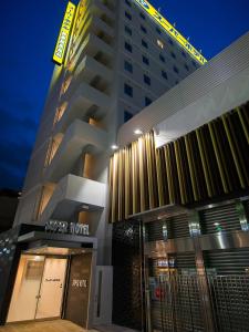 東京的住宿－Super Hotel Tokyo JR Shinkoiwa，一座高大的建筑,上面有标志