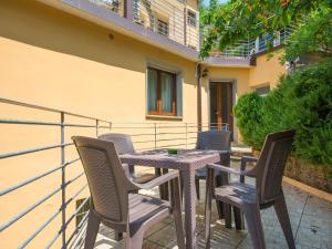 un tavolo e sedie sul balcone di un edificio di Apartment Relais-1 by Interhome a San Baronto