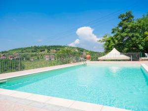 una gran piscina en un patio con una valla en Apartment Relais-3 by Interhome, en San Baronto