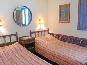 ランポーヤにあるHoliday Home Marinada by Interhomeのベッド2台と鏡が備わるホテルルームです。