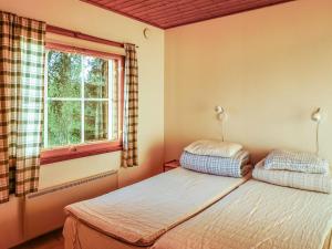zwei Betten in einem Zimmer mit Fenster in der Unterkunft Holiday Home Isokoskelo 5 by Interhome in Strandby + 29 Fotos