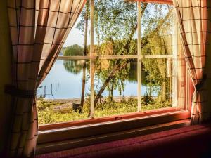 uma janela com vista para um lago em Holiday Home Isokoskelo 5 by Interhome em Strandby