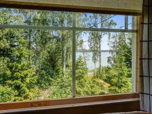 ein Fenster in einem Zimmer mit Blick auf das Wasser in der Unterkunft Holiday Home Kalatiira 3 by Interhome in Strandby