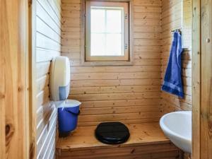 ein kleines Badezimmer mit Toilette und Waschbecken in der Unterkunft Holiday Home Kalatiira 3 by Interhome in Strandby + 10 Fotos