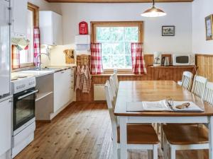 eine Küche und ein Esszimmer mit Tisch und Stühlen in der Unterkunft Holiday Home Punasotka 2 by Interhome in Strandby + 7 Fotos