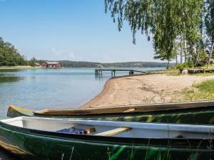 zwei Boote am Ufer eines Sees in der Unterkunft Holiday Home Kalatiira 3 by Interhome in Strandby