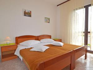 Un pat sau paturi într-o cameră la Apartment Vesela-3 by Interhome