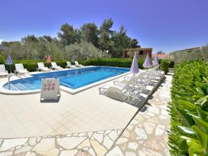 Bazén v ubytování Holiday Home Nikolina by Interhome nebo v jeho okolí