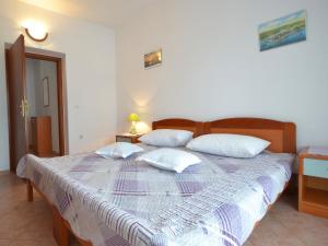 Posteľ alebo postele v izbe v ubytovaní Apartment Vesela-1 by Interhome