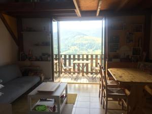 A balcony or terrace at Charmant T3 Bussang, Vosges, vue imprenable