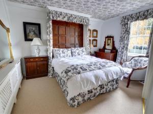 a bedroom with a bed and a window at Holiday Home Strand Street by Interhome in Sandwich