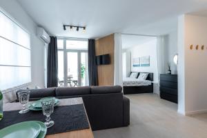 ein Wohnzimmer mit Sofa und ein Schlafzimmer in der Unterkunft Apartment Diverti in Dubrovnik