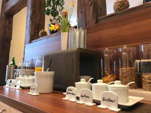 eine Theke mit Tassen und anderen Gegenständen auf einem Tisch in der Unterkunft Jagdschloß Walkenried in Walkenried