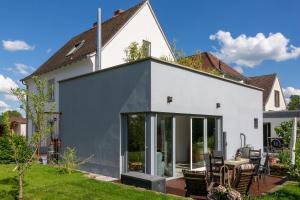 an extension to a house with glass doors at Ferienwohnung im Paradiesgarten in Deidesheim