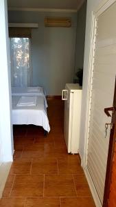 Schlafzimmer mit einem Bett und Holzboden in der Unterkunft Sea Side in Kakovatos