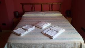 ein Bett mit weißen Handtüchern darüber in der Unterkunft ASTI centro, appartamento MANUELA in Asti