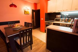 una cocina con una mesa con un bol de fruta. en Modern Apartment in the Heart of Vidin, en Vidin
