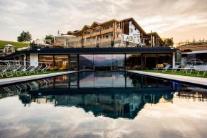 Bazén v ubytovaní Hotel Pinei alebo v jeho blízkosti