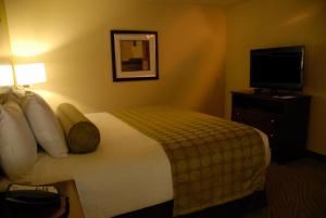 Un pat sau paturi într-o cameră la Cobblestone Inn & Suites - Marquette