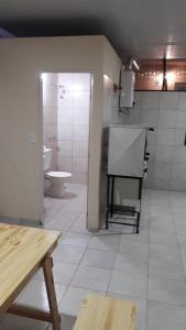 Habitación con baño con aseo y lavamanos. en Apartamentos Río Uruguay en Colón