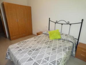 Łóżko lub łóżka w pokoju w obiekcie APARTAMENTOS DAYMA