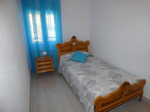 małą sypialnię z łóżkiem i szafką nocną w obiekcie APARTAMENTOS DAYMA w mieście Jarandilla de la Vera
