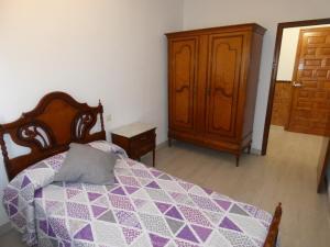Łóżko lub łóżka w pokoju w obiekcie APARTAMENTOS DAYMA