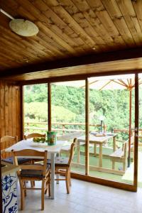 uma sala de jantar com mesa e cadeiras e uma varanda em TENUTA BOSCO-Casa Vacanze em Cetara