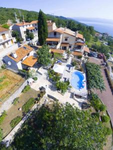 z góry widok na dom z basenem w obiekcie Kuća za odmor Ameli w mieście Mošćenička Draga