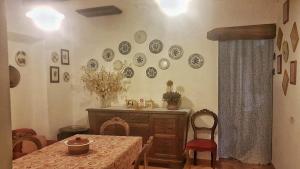 a dining room with a table and plates on the wall at Antica Tenuta in Balsorano Nuovo