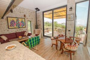 una sala de estar con un sofá y una mesa en Stone Villa UK - Dobra Voda, en Bar