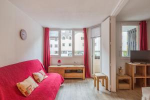 - un salon avec un canapé rouge et un bureau dans l'établissement Residence L'Aiguille - maeva Home, à Chamonix-Mont-Blanc