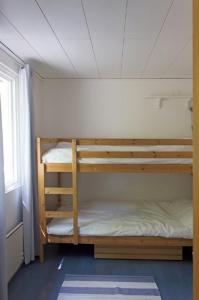 1 dormitorio con 2 literas en una habitación en Stora Timrarö Unwind, en Vadholma