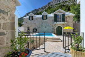 Bazén v ubytování Luxury Villa Topolina nebo v jeho okolí