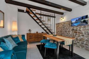 sala de estar con sofá azul y mesa de madera en Luxury Villa Topolina, en Baška Voda