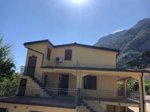 una casa con una escalera frente a una montaña en Casa Vacanze Nonna Suocera, en San Severino