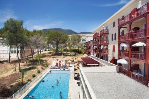 - une vue sur la piscine de l'hôtel dans l'établissement Résidence Prestige Odalys Les Canissons, à Cavalaire-sur-Mer