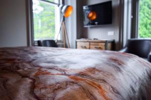Ein Bett oder Betten in einem Zimmer der Unterkunft Craigmhor Lodge & Courtyard