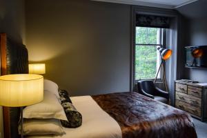 Ein Bett oder Betten in einem Zimmer der Unterkunft Craigmhor Lodge & Courtyard